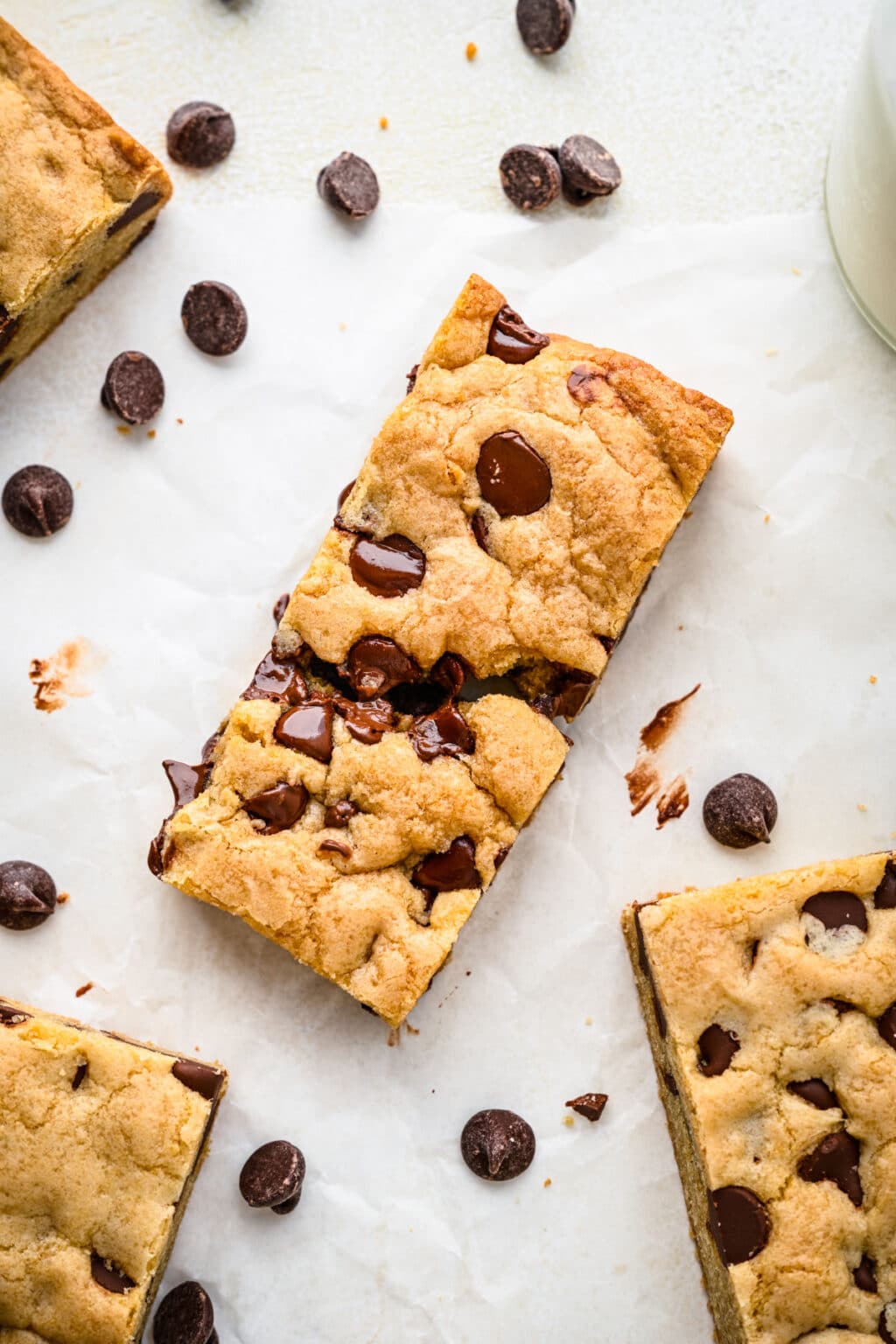 Chocolate Chip Cookie Bars - I Heart Eating