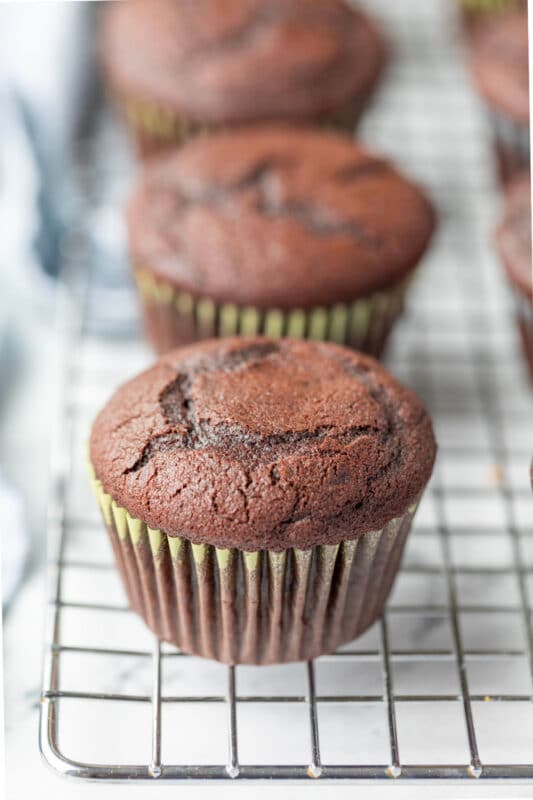 Easy Chocolate Cupcake Recipe - I Heart Eating