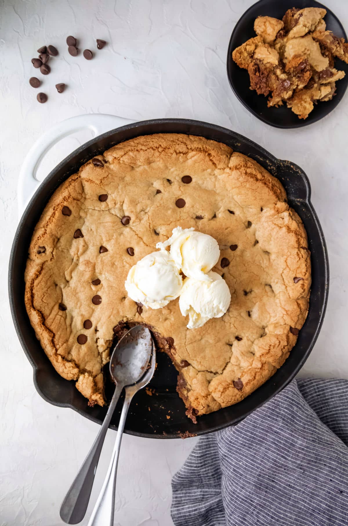https://www.ihearteating.com/wp-content/uploads/2022/08/pizookie-9-1200.jpg