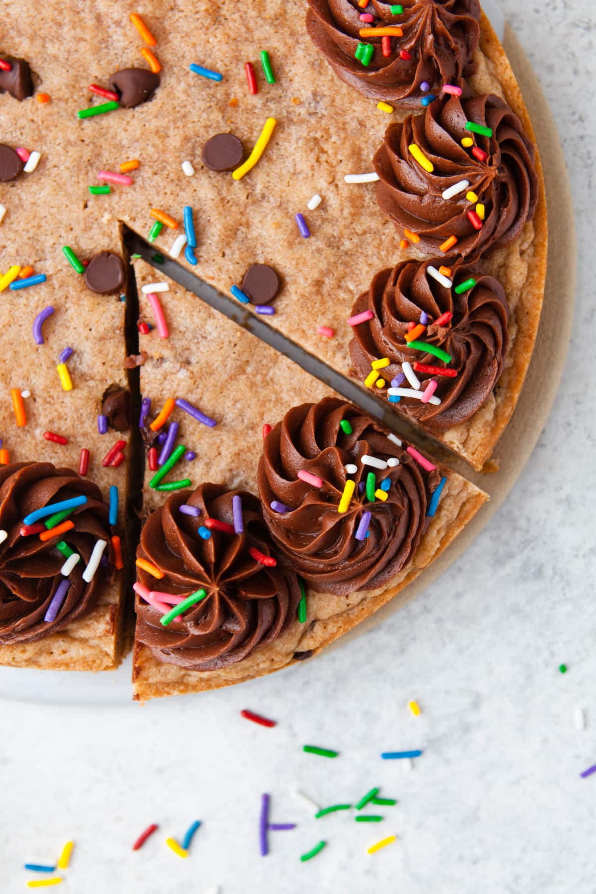https://www.ihearteating.com/wp-content/uploads/2023/02/chocolate-chip-cookie-cake-19-1200.jpg