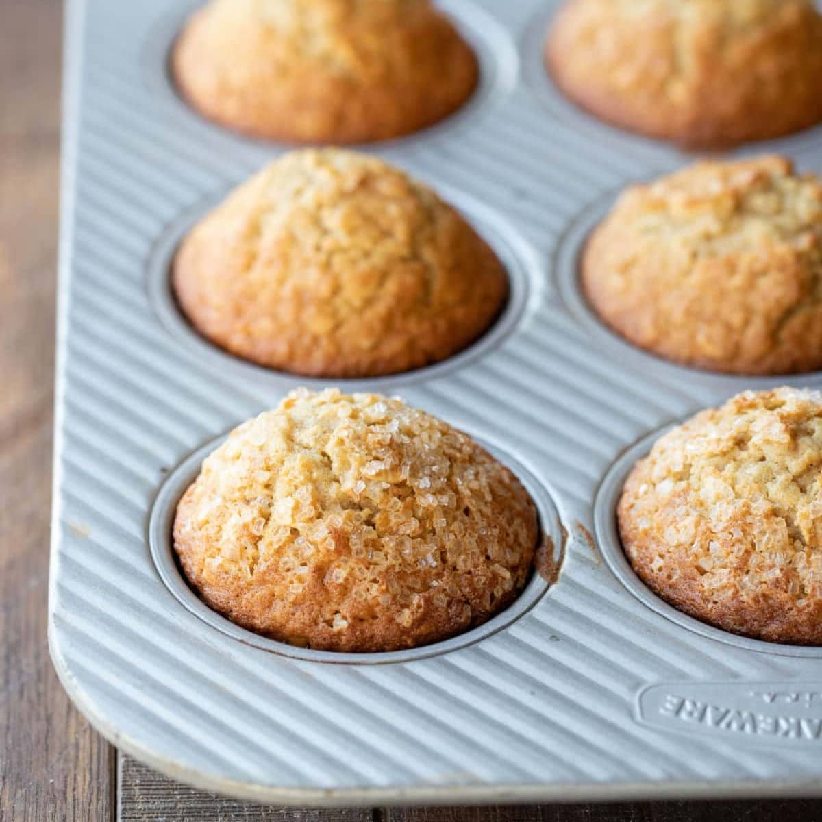 Muffins à l'avoine cuits dans un moule à muffins argenté.