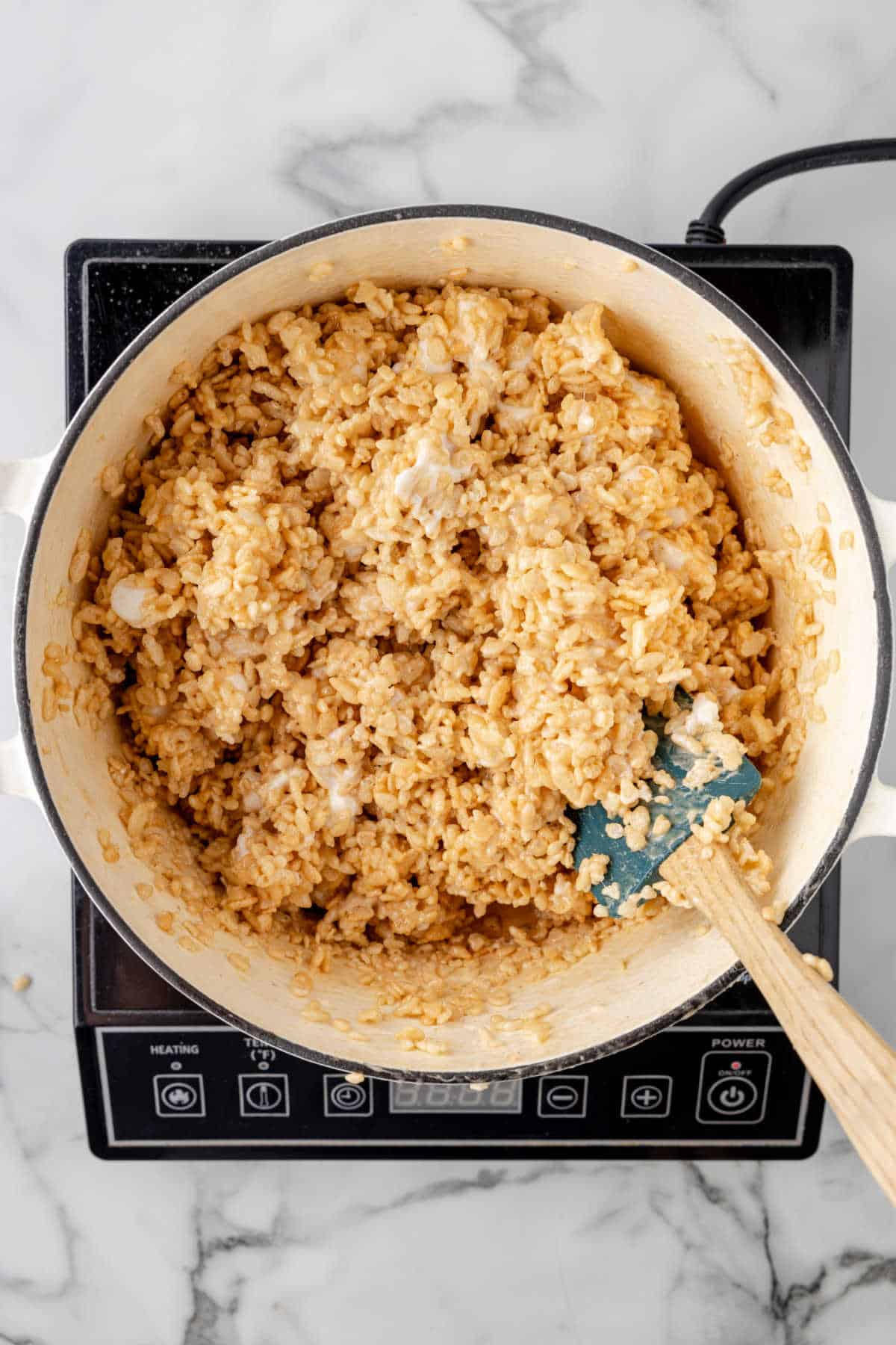 El arroz de mantequilla marrón krispie trata la mezcla en una olla. 