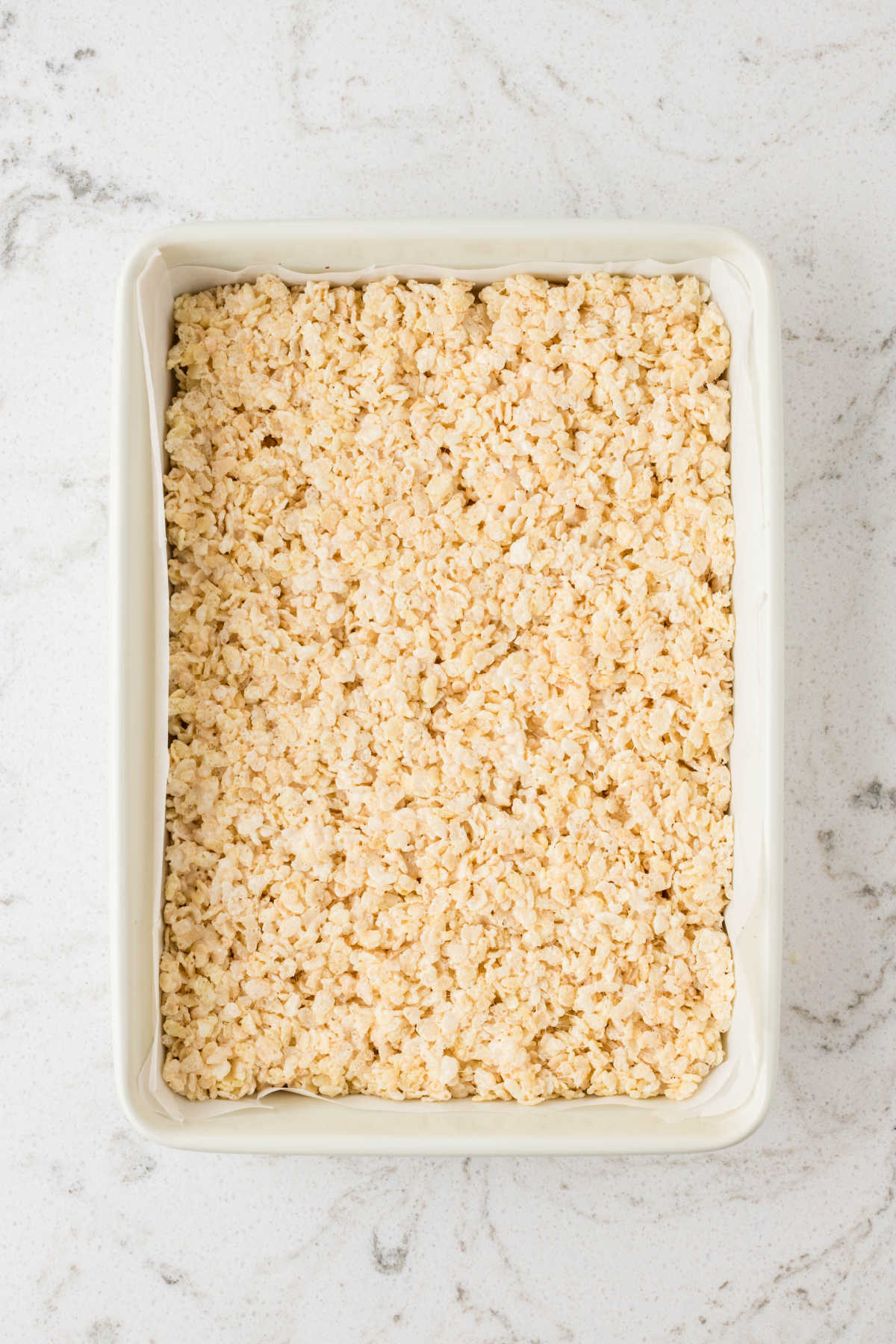 Rice krispies dans un plat de cuisson.