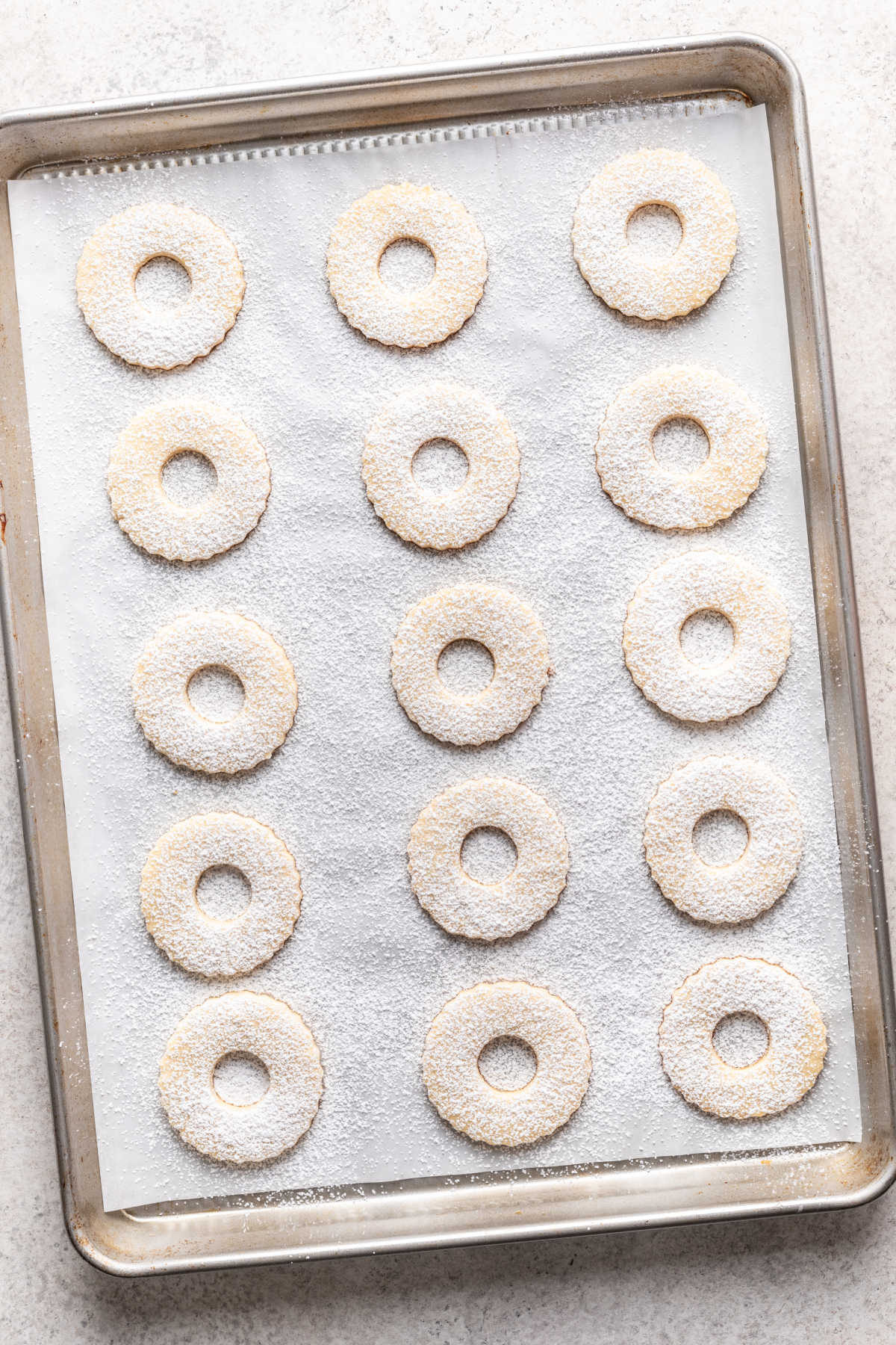 Biscuits Linzer avec un trou découpé saupoudrés de sucre glace.