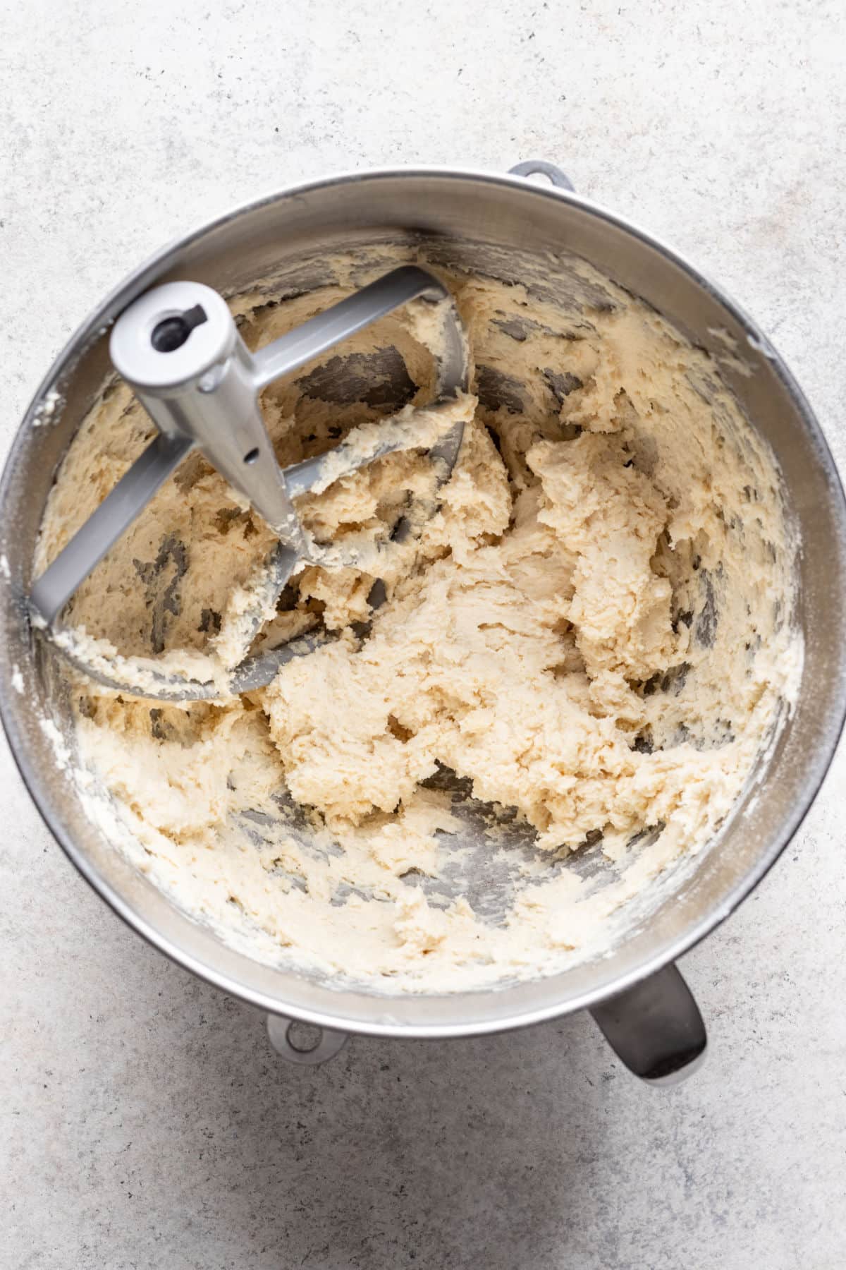 Ingrédients secs mélangés au mélange de fromage à la crème pour la pâte à rugelach.