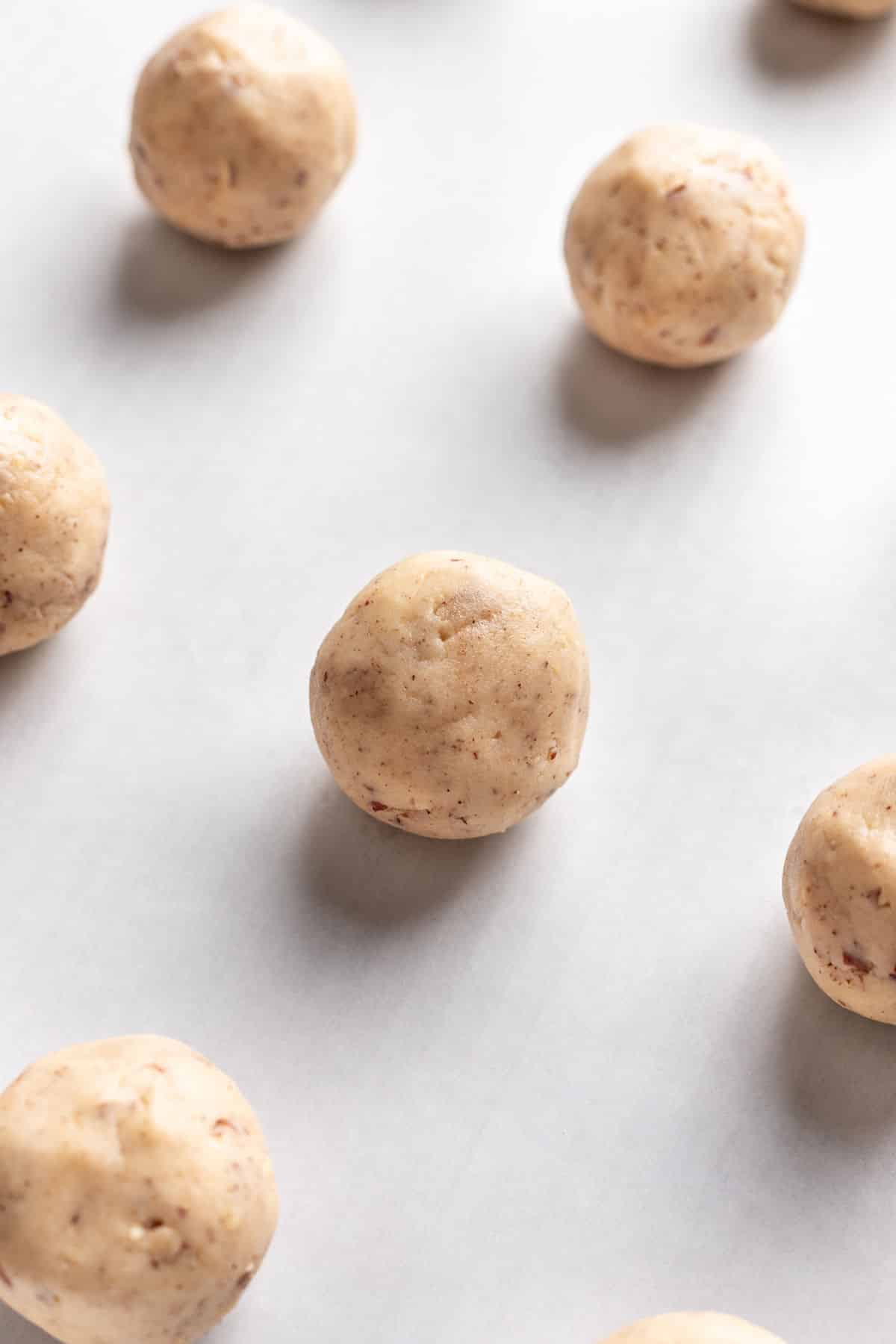 Pâte à biscuits de mariage mexicains roulée en boule.