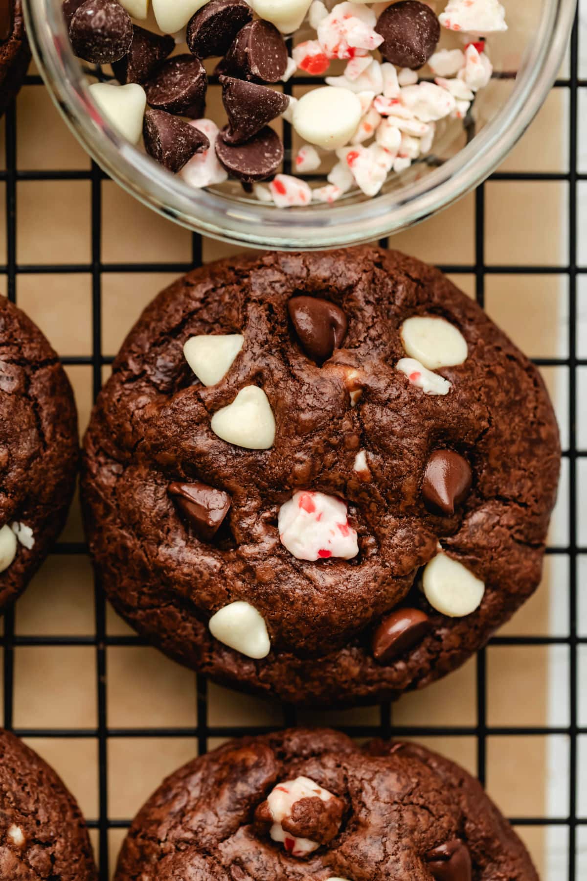 Une rangée de biscuits au chocolat à la menthe poivrée à côté d'un plat de morceaux de croquant à la menthe.