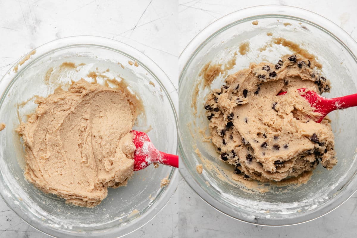 Ingrédients secs incorporés dans les ingrédients humides pour des cookies aux pépites de chocolat sans œufs.