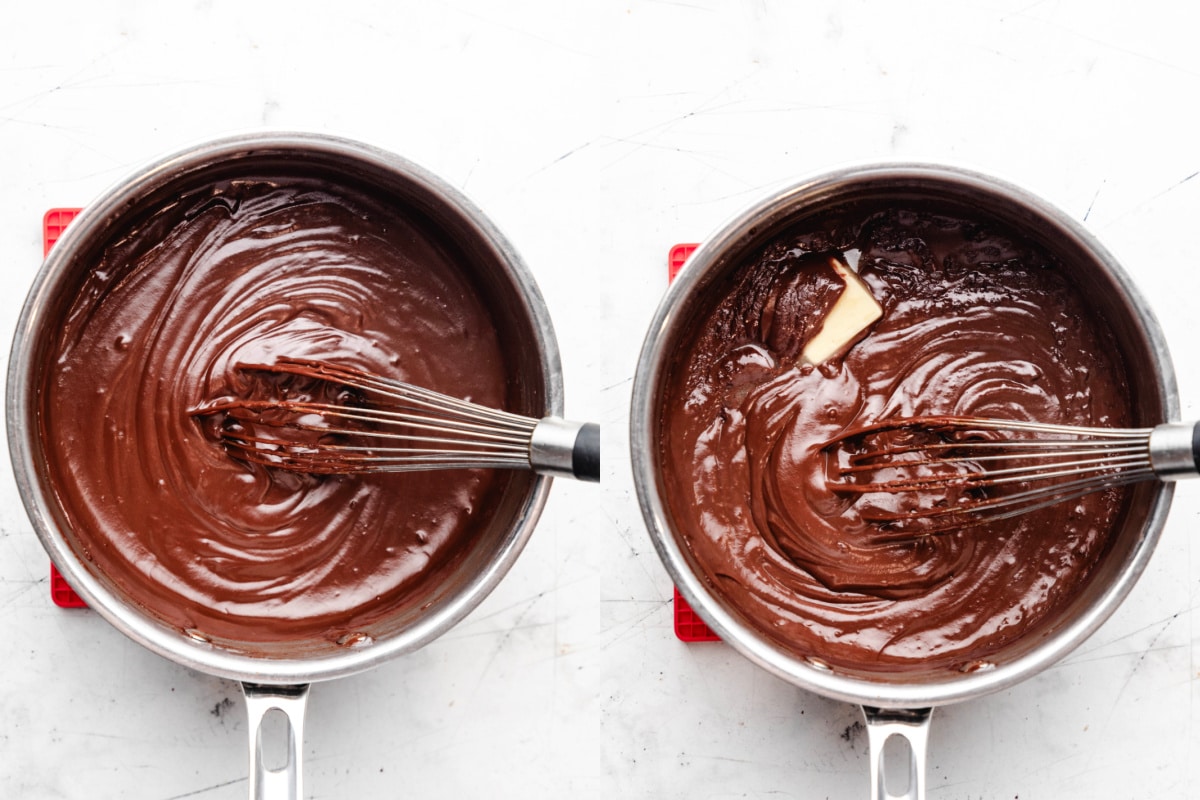 Pudín de chocolate espesado en una cacerola al lado de la mantequilla y la vainilla en una cacerola de budín de chocolate.