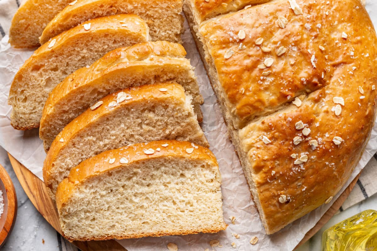 Tranches coupées de pain au miel et flocons d'avoine.