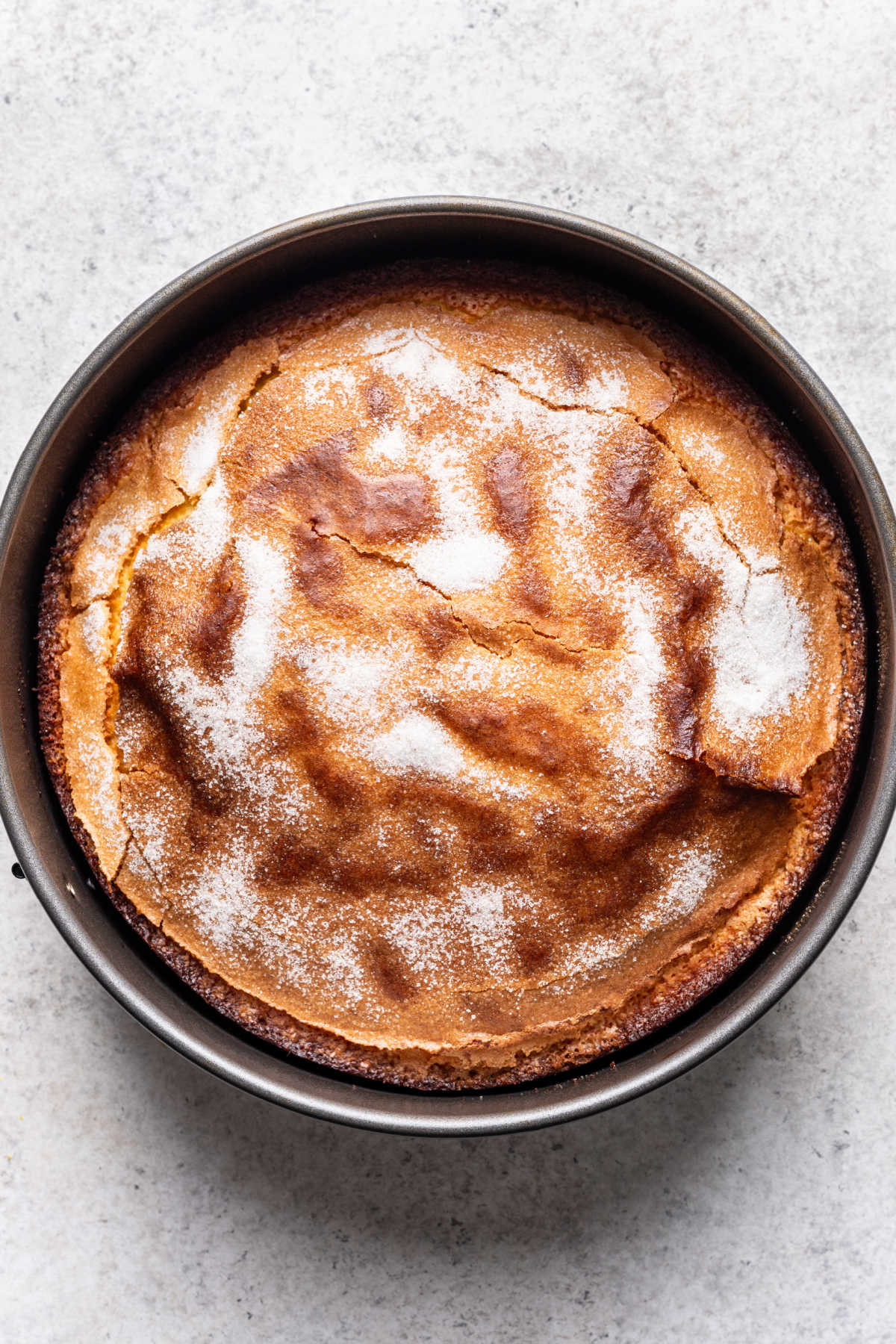 Gâteau au citron et à l'huile d'olive cuit dans un moule à charnière.