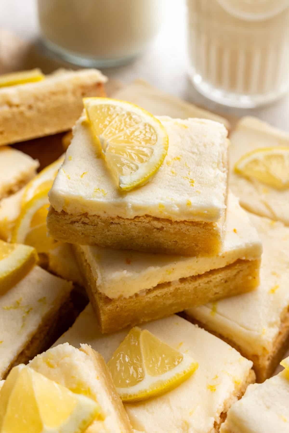 Deux barres de cookies au citron surmontées d'une demi-tranche de citron frais.