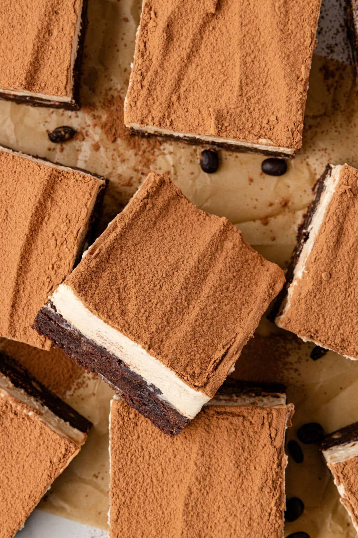 Une pile de brownies tiramisu.