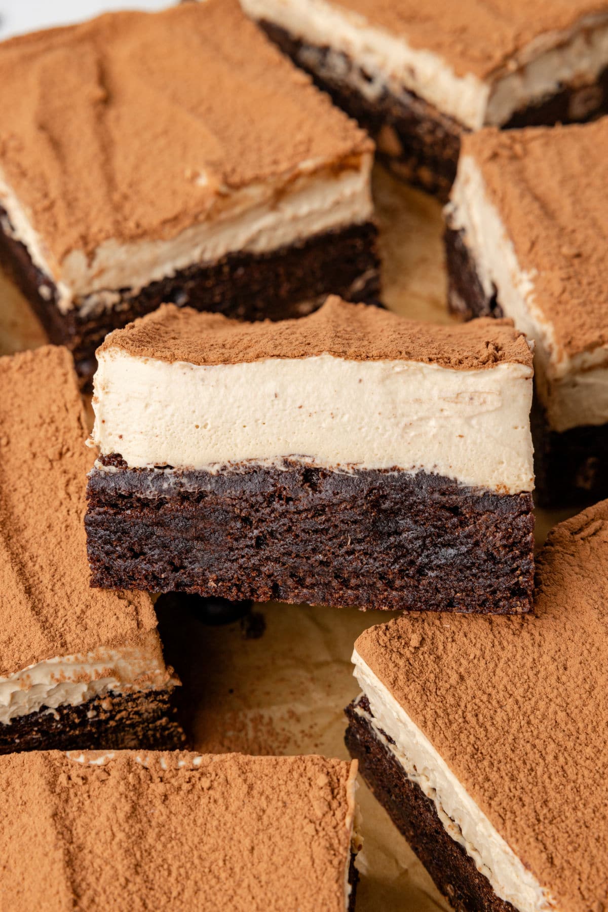 Un brownie tiramisu sur une pile de brownies.