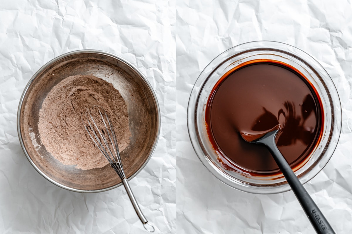 Ingrédients secs fouettés ensemble dans un bol avec à côté un bol de beurre et chocolat fondus.