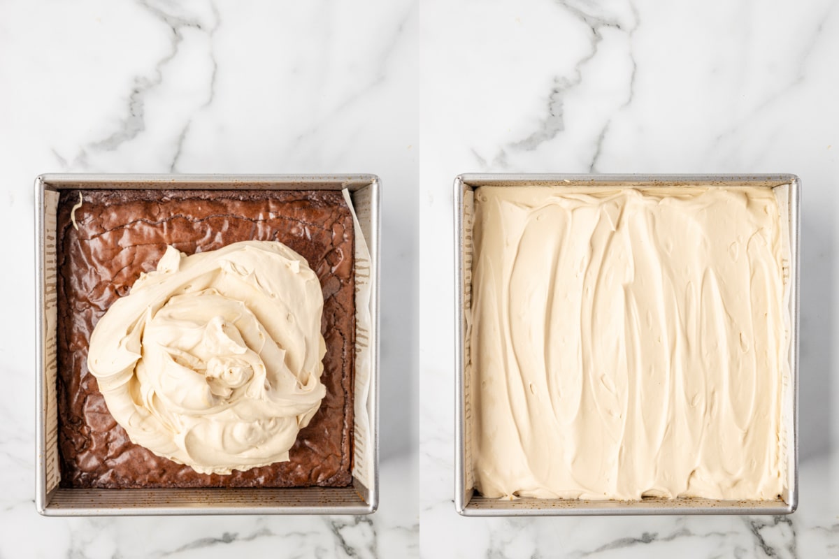 Mélange de mascarpone sur le dessus des brownies cuits et refroidis.