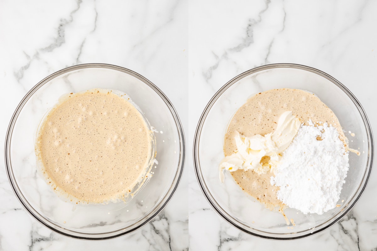 Crème épaisse et poudre d'espresso mélangées à côté de mascarpone et de sucre glace au-dessus du mélange de crème épaisse.