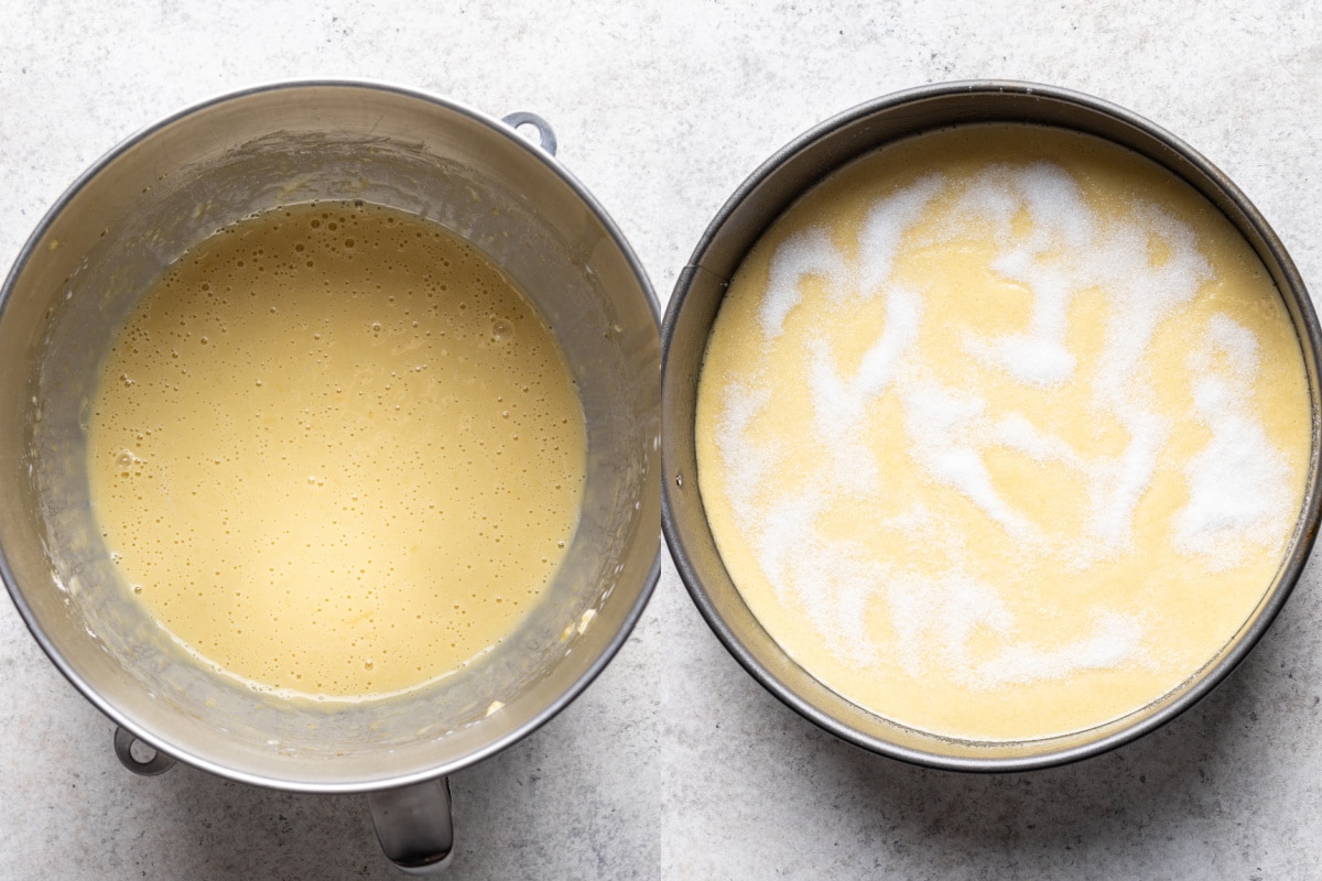 Ingrédients secs ajoutés aux ingrédients humides pour le gâteau à l'huile d'olive à côté de la pâte dans un moule à charnière.